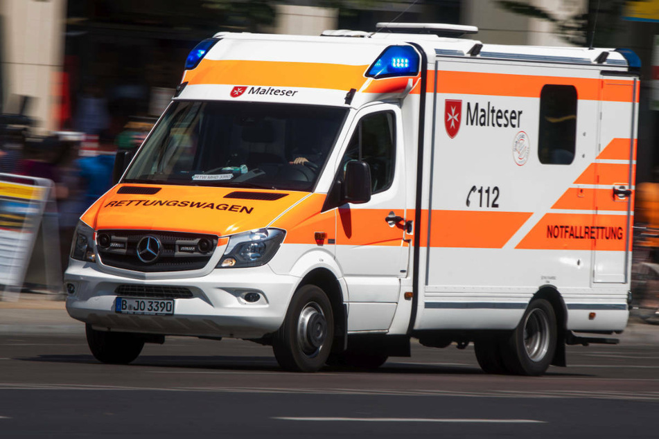 Am Dienstagabend hat eine 73-jährige Fußgängerin sich in Berlin-Kladow bei einem Zusammenstoß mit einem Radfahrer schwere Verletzungen zugezogen. (Symbolfoto)