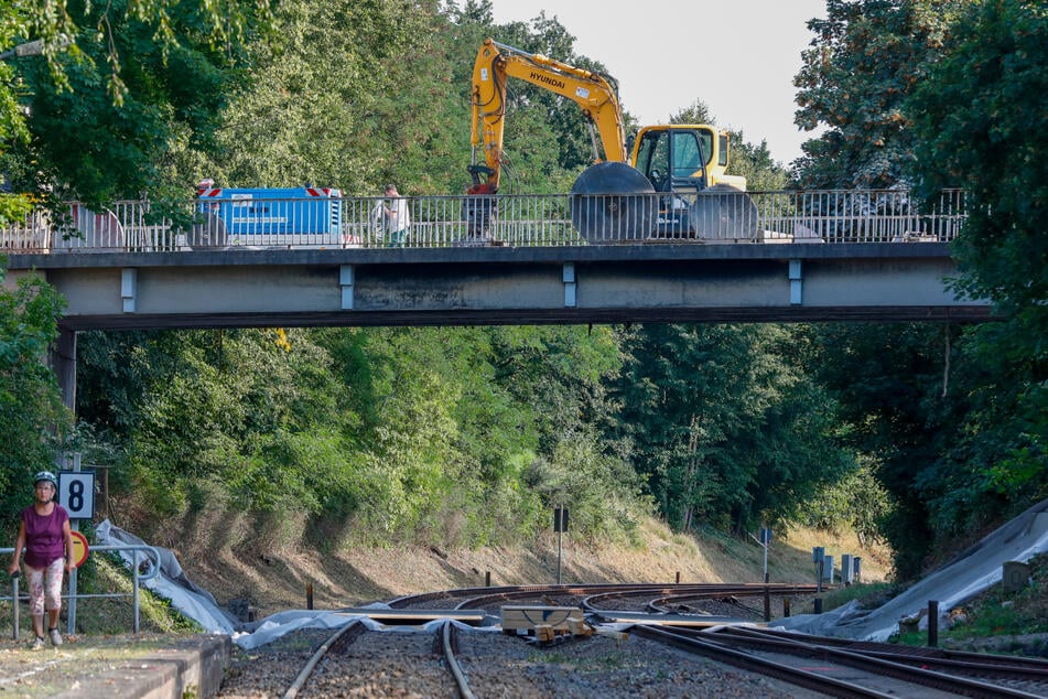 Der Abriss der maroden Bahnbrücke in Mittelherwigsdorf soll am Ende der Woche abgeschlossen werden.