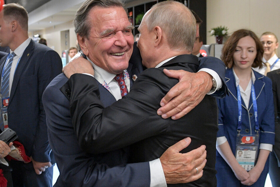 Schröder (l.) und Wladimir Putin (69) gelten als gute Freunde.