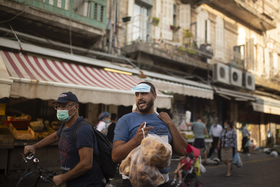 Jerusalem: Ein Mann verkauft kurz vor Sonnenuntergang vor dem Ruhetag Sabbat, Brot auf dem Mahane Yehuda Markt.