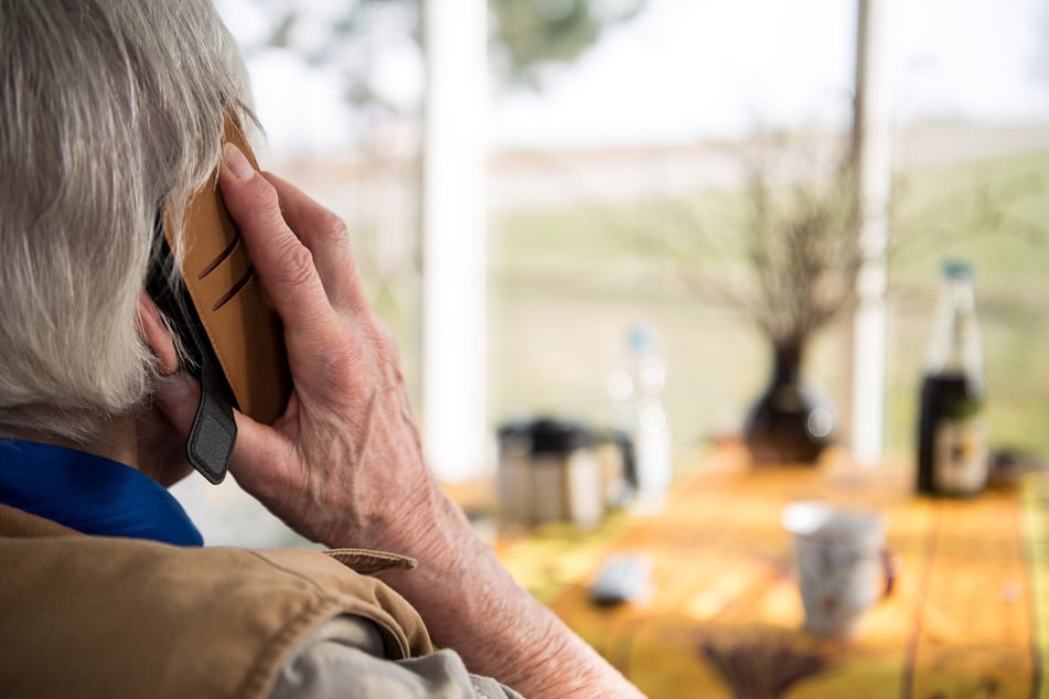 Eine Seniorin telefoniert mit dem Handy: Cybercrime-Ermittler befürchten, dass Stimmen-Klone nun auch verstärkt für Enkeltrickbetrug und Schockanrufe genutzt werden.