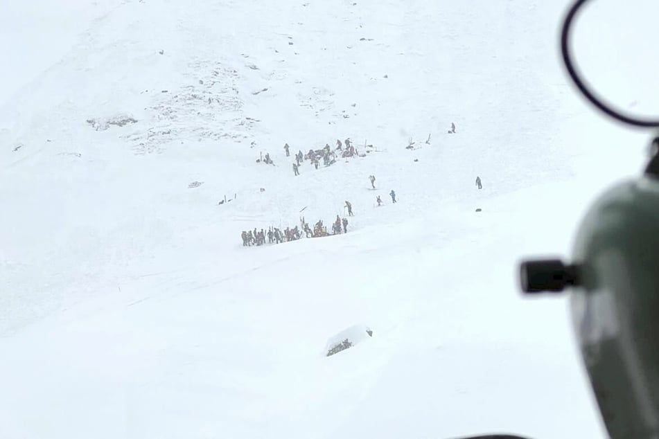 Bergretter dokumentierten die Suche nach Verschütteten aus einem Hubschrauber.