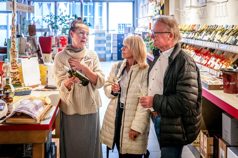 Sylke Rothe (66, l.) im Gespräch mit CPSV-Präsident und Stammkunde Volker Lange (70) und seiner Frau.