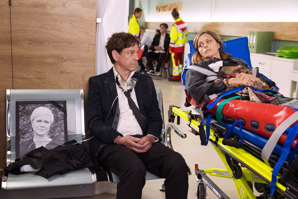 In der neuen IaF-Folge trifft Silvio Dori in der Sachsenklinik auf Paula Gebhard, eine Kollegin seiner verstorbenen Frau Selma. Er glaubt, dass Selma eine Affäre gehabt hat. Aber was hat Paula damit zu tun?