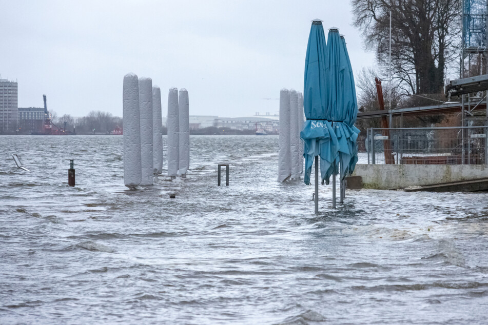 Das Wasser der Elbe überspülte bereits am Mittwoch Teile des Strandes sowie einen Parkplatz in Övelgönne.