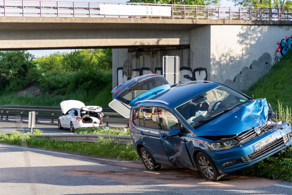 Der Fahrer eines blauen VW-Touran rauschte am Dienstagabend in ein Stau-Ende auf der A60 bei Mainz und verursachte so einen Serienunfall.