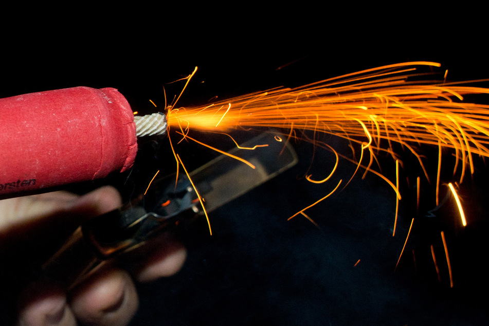 In Halle wurde ein Jugendlicher an Silvester durch Pyrotechnik schwer verletzt. (Symbolbild)