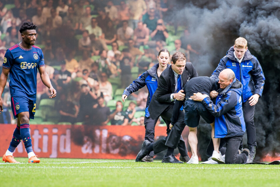 Eskalation nach Abstieg: Ajax-Spiel muss wegen Rauchbomben-Flut abgebrochen werden!
