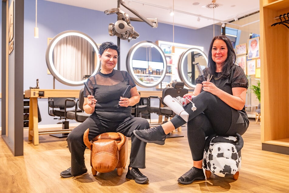 Klier-Salonchefin Kerstin Förster (52, r.) und Mitarbeiterin Svitlana Buchma (56) sitzen lachend auf den Kinderhockern der Spielecke.