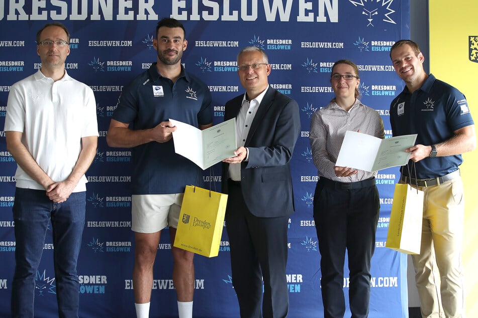 Wirtschaftsbürgermeister Jan Pratzka (53, M) überreichte Drew LeBlanc (36, r.) und Trevor Parkes (34, 2.v.l.) die Einbürgerungs-Urkunde.