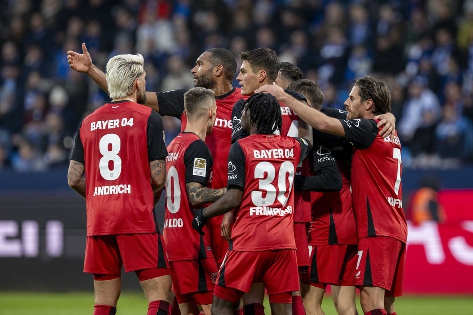 Die Spieler von Bayer 04 Leverkusen bejubeln den 1:0-Führungstreffer.