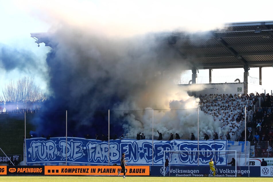 Aus dem CFC-Block stieg blauer und weißer Rauch.