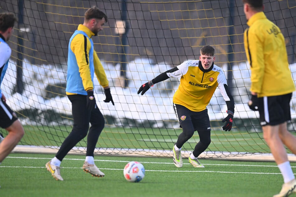 Im Training hängt sich Elias Bethke (M.) schon voll rein. Wann reicht es das erste Mal für ein Punktspiel?