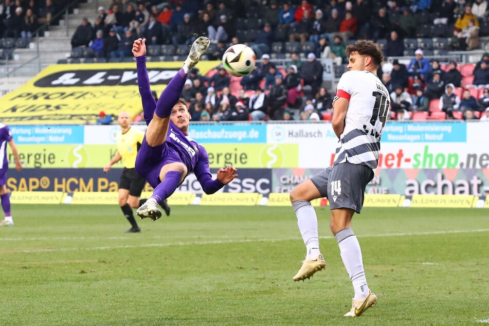 Wahnsinn! Mit einem spektakulären Seitfallzieher trifft Aue-Spieler Omar Sijaric zum 3:1.