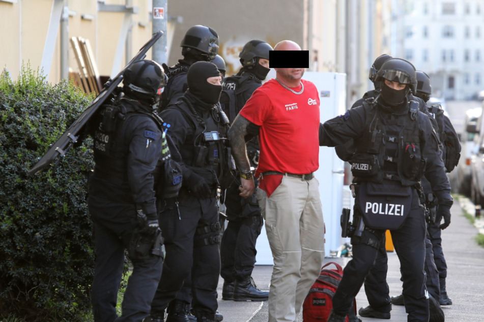 Die Polizei hat in Leipzig am Mittwochabend einen Mann festgenommen. Er soll zuvor eine andere Person mit einer Waffe bedroht haben.