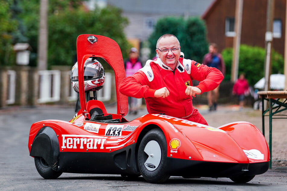 Stieg selbst in die Kiste: Veranstalter Thomas Käfer (56) mit seinem roten Seifenkisten-"Ferrari".