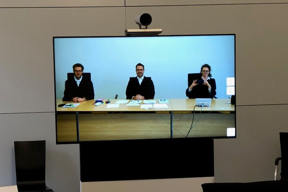 Mitglieder der 7. Zivilkammer am Landgericht München sind im Sitzungssaal 155 auf einem Monitor zu sehen. In Corona-Zeiten wollen die Gerichte in Bayern zunehmend auf Verhandlungen per Webcam setzen.