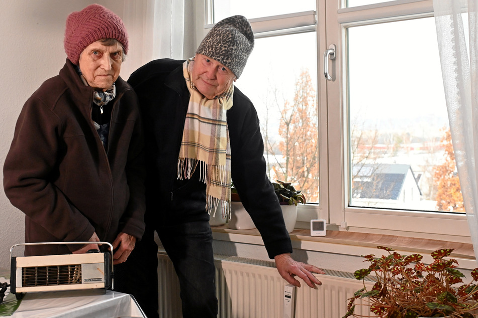 Seit 2000 wohnen Ursula (85) und Helmut Müller (84) in der ehemaligen Kaserna. Nun heizt das Ehepaar wieder mit einem DDR-Heizkörper von AKA elektric.