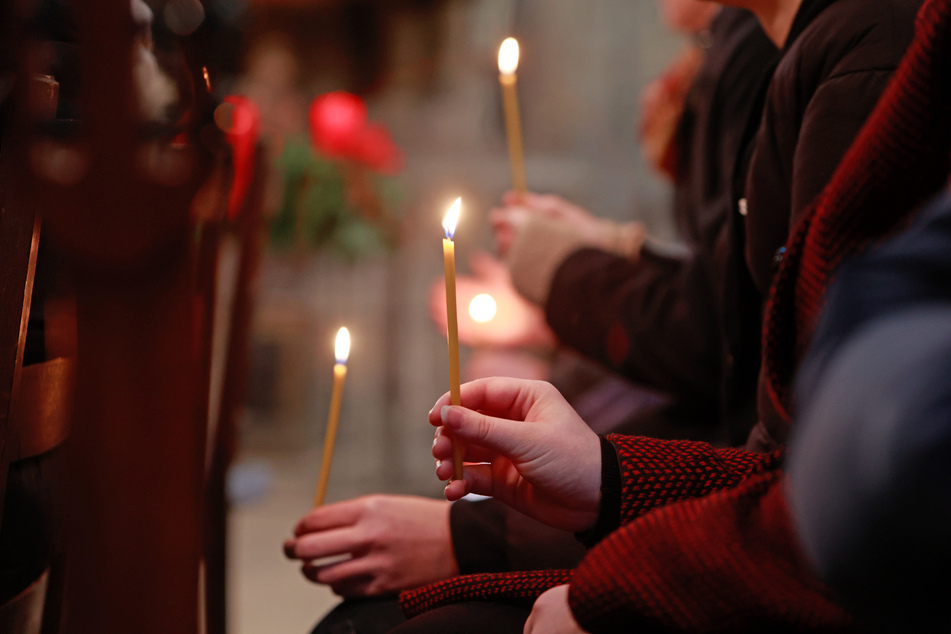 Im Dom St. Sixtus und St. Stephanus in Halberstadt nahmen Teilnehmer des Gottesdienstes das Friedenslicht aus Bethlehem in Empfang.