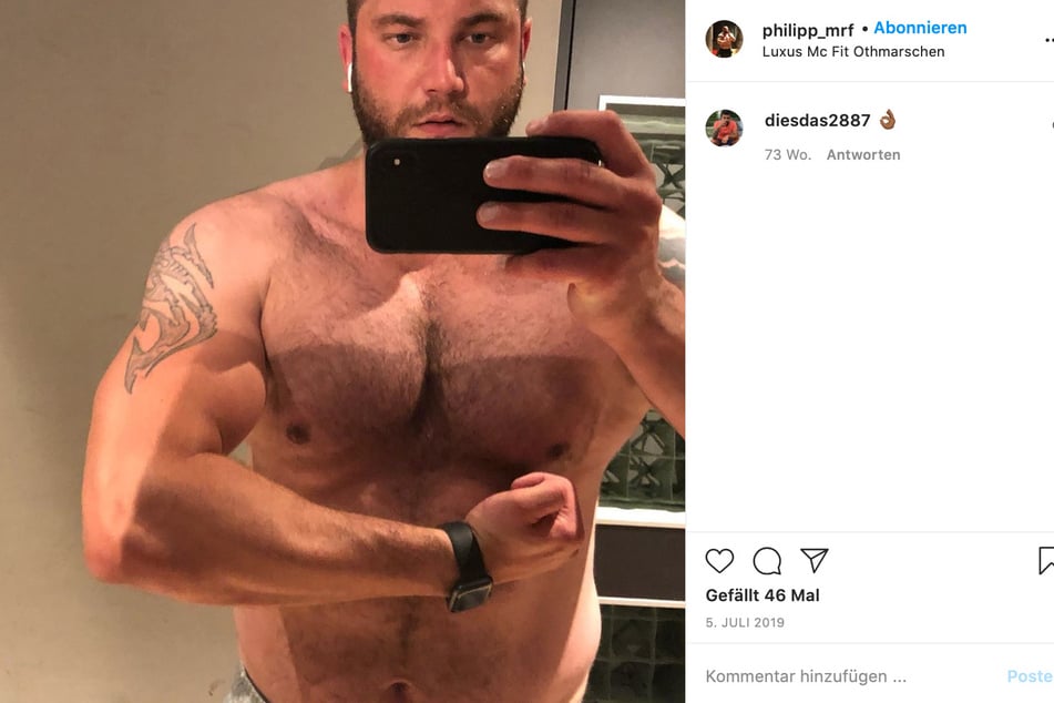 Philipp lässt seine Muskeln spielen.