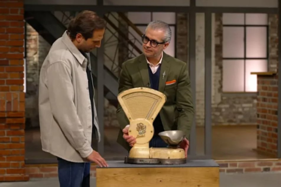Für 210 Euro geht das antike Messutensil an Händler Julian Schmitz-Avila (39, l.)