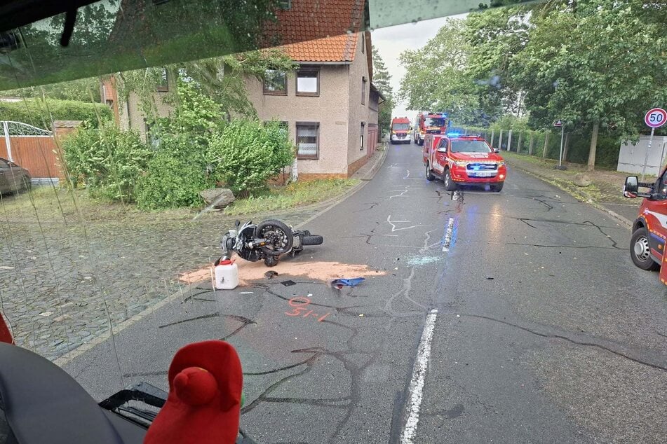 Beim Unfall in Athenstedt wurde der Biker über das Auto geschleudert.