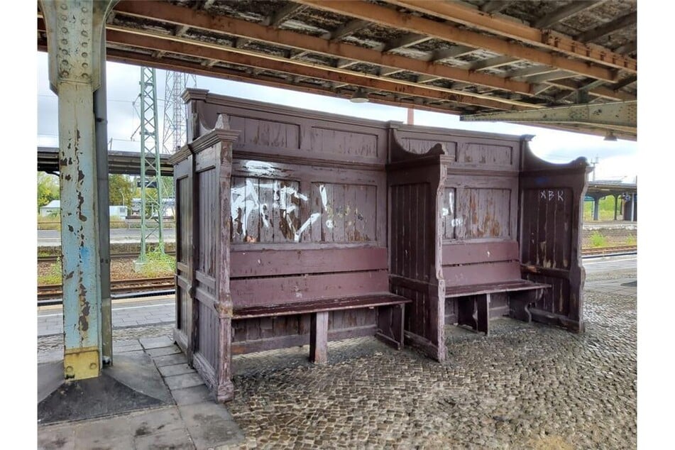 Diese Holzbänke stammen aus dem Jahr 1912.