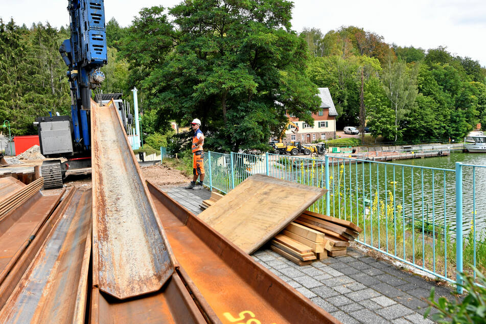 Für den neuen Aufzug werden große Stahlträger in den Boden gerammt.