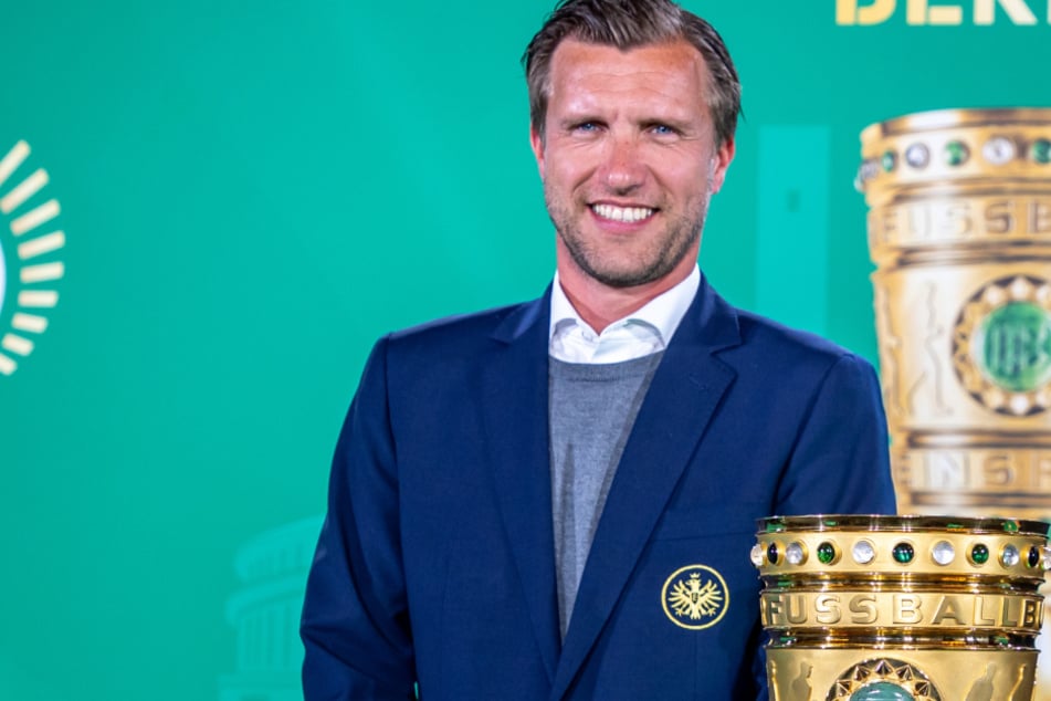Nach dem Europa-League-Sieg im Jahr 2022 will Eintracht-Sportvorstand Markus Krösche (42) am 3. Juni mit dem Sieg im DFB-Pokalfinale nachlegen.