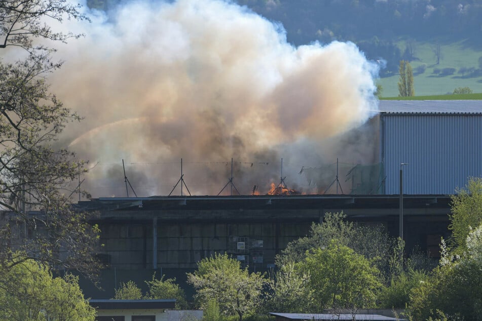 Zur Bekämpfung des Feuers mussten die Einsatzkräfte alle zur Verfügung stehenden Kameraden einbeziehen.