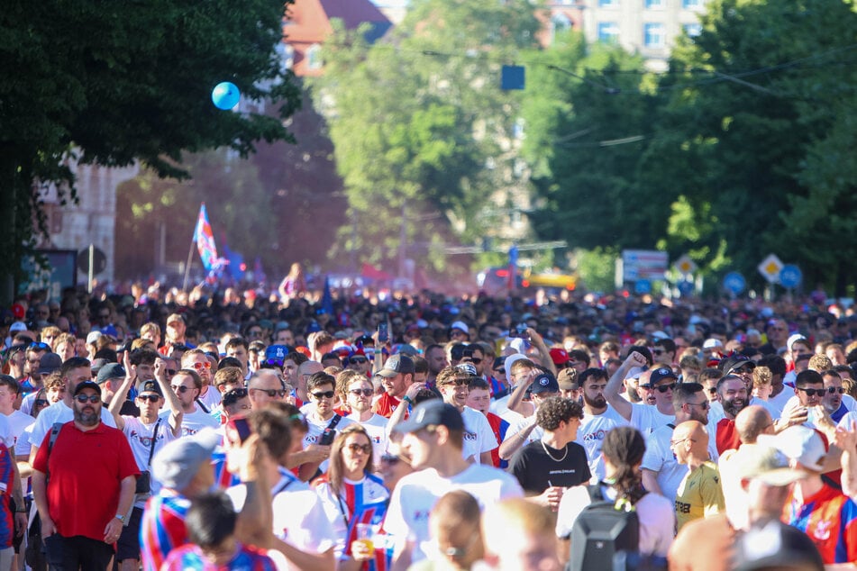 Um 21 Uhr ist Anpfiff in Leipzig, bis dahin wollen alle Fans im Stadion sein.