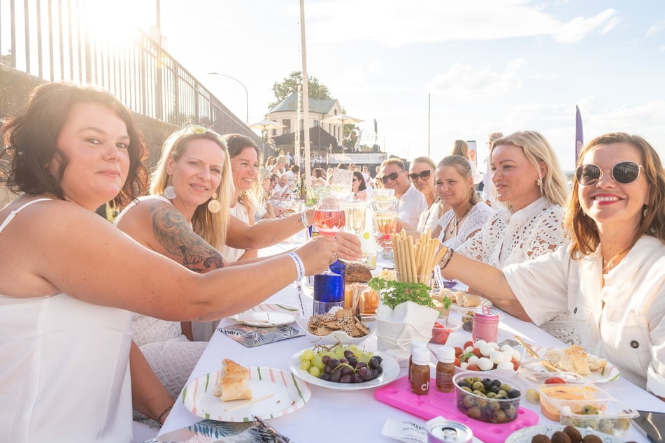 Auch die Gäste genossen den herrlichen Sommerabend am Terrassenufer.