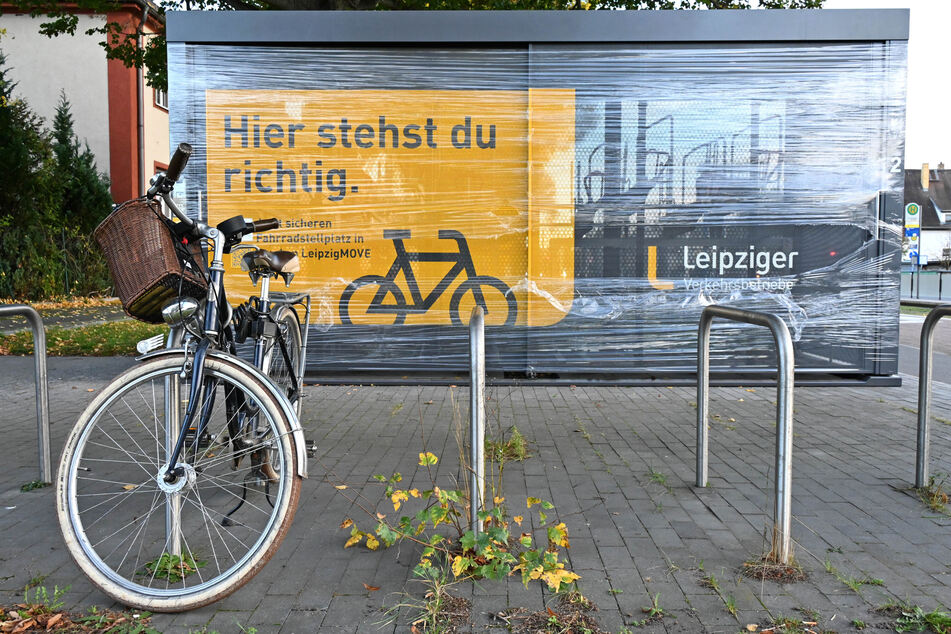 Davor statt drin: ein Fahrrad vor der Sammelbox.