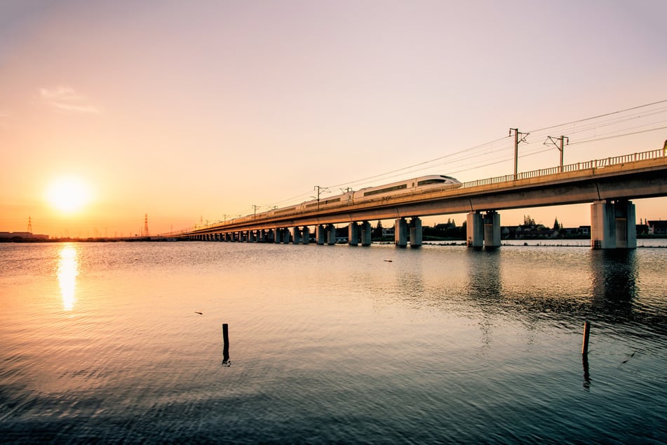 Auf den längsten Brücken der Welt fahren vor allem Schnellzugverbindungen.