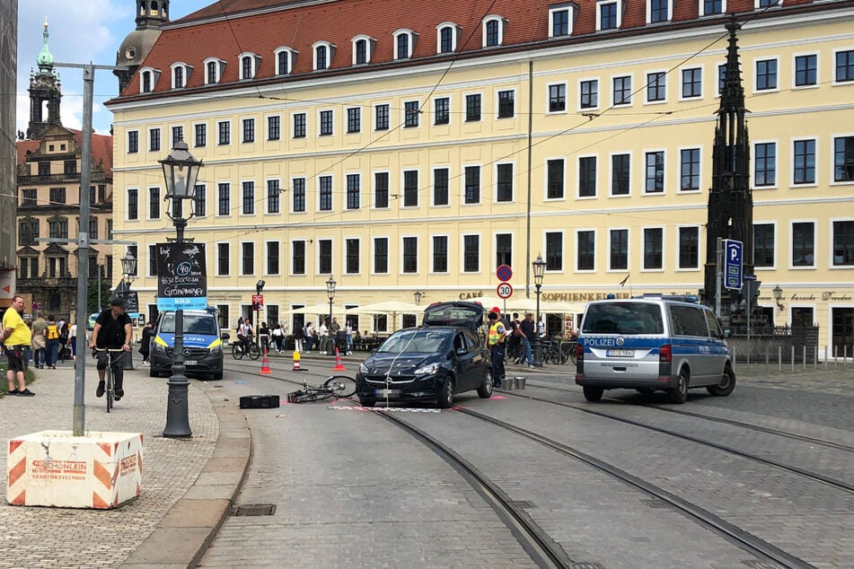 Die Polizei ermittelt vor Ort zur Unfallursache.