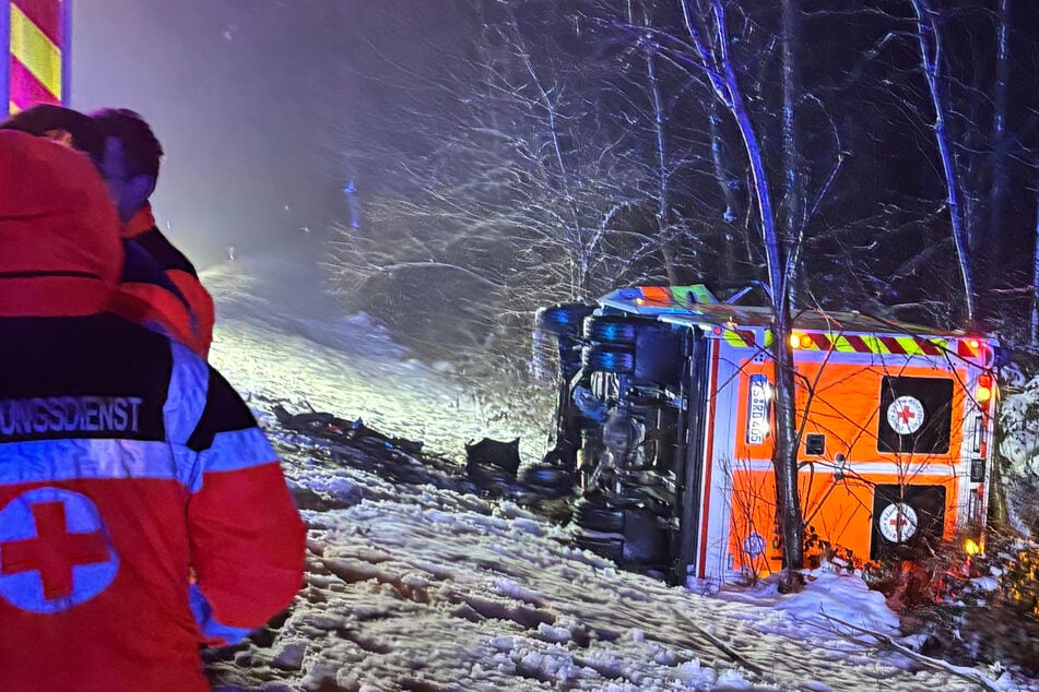 Frost und Glätte zum Wochenstart: Rettungswagen kollidiert mit Transporter - fünf Verletzte