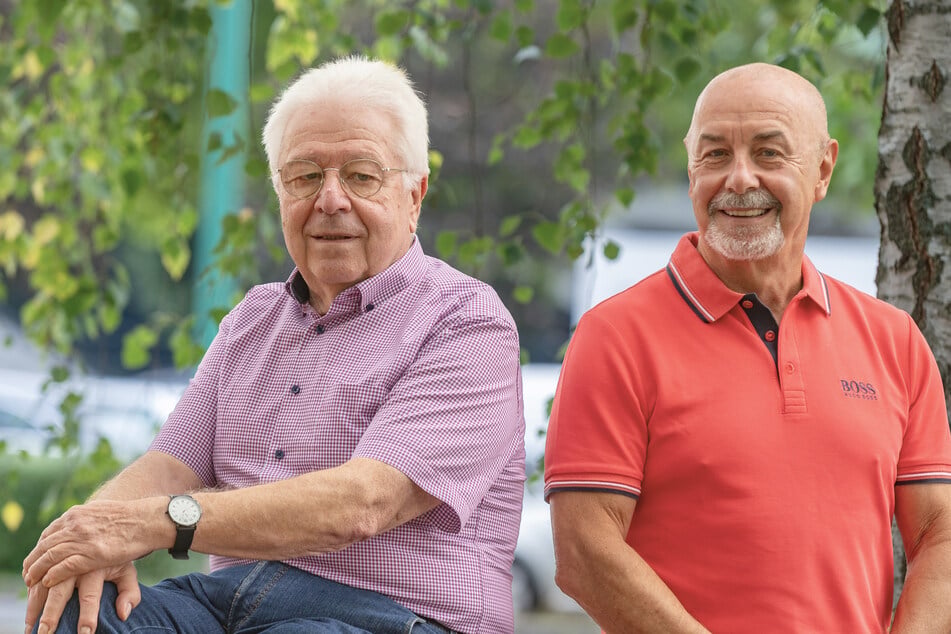 Die beiden Ehrenamtlichen Eberhard Kühne (81, l.) und Peter Esche (72) nehmen für ihre Kurse auch mal eigenes Geld in die Hand, wenn es um Lehrmaterialien geht.