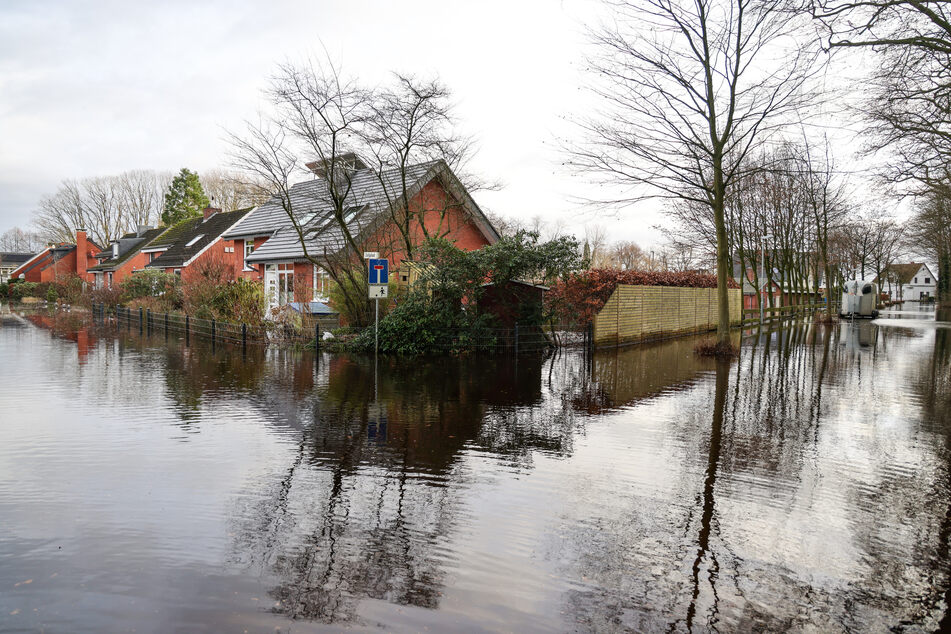 Wohnhäuser stehen in einem überfluteten Ortsbereich an der Wörpe. Die Lage bleibt angespannt.
