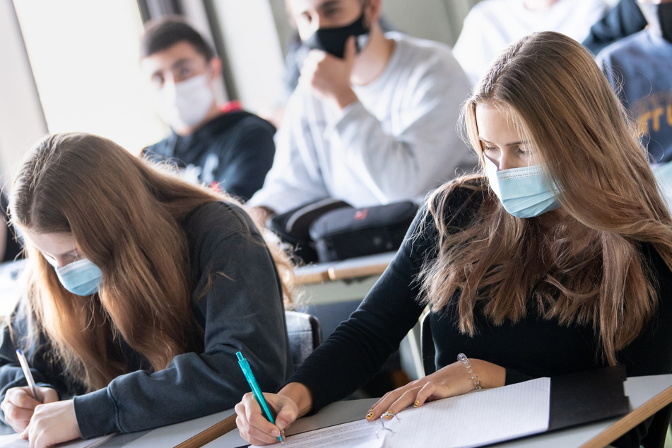 Geimpfte Kinder und Jugendliche müssen nicht mehr zum Corona-Test in der Schule. (Symbolbild)