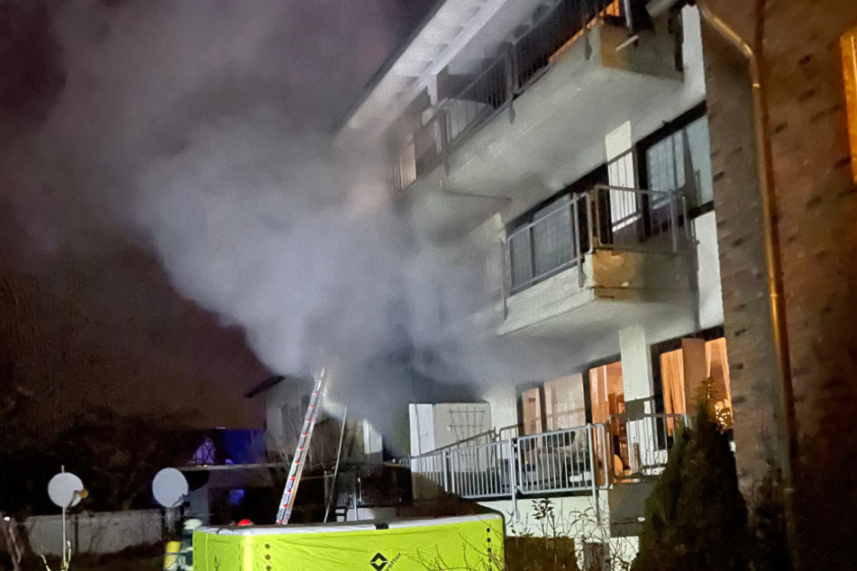 Die Feuerwehr Düren hat am Freitagabend mehrere Menschen aus einem brennenden Mehrfamilienhaus gerettet. Drei Bewohner wurden zum Teil schwer verletzt.