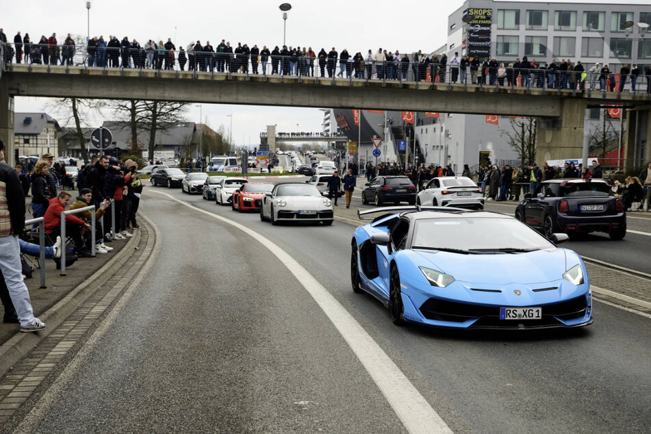 Mehrere Zehntausend Tuning-Fans haben sich zum sogenannten "Car-Friday" am Nürburgring eingefunden.