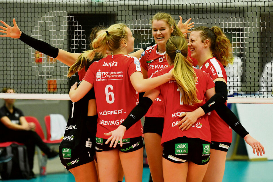 Die DSC-Girls feiern den 3:0-Sieg gegen Münster.