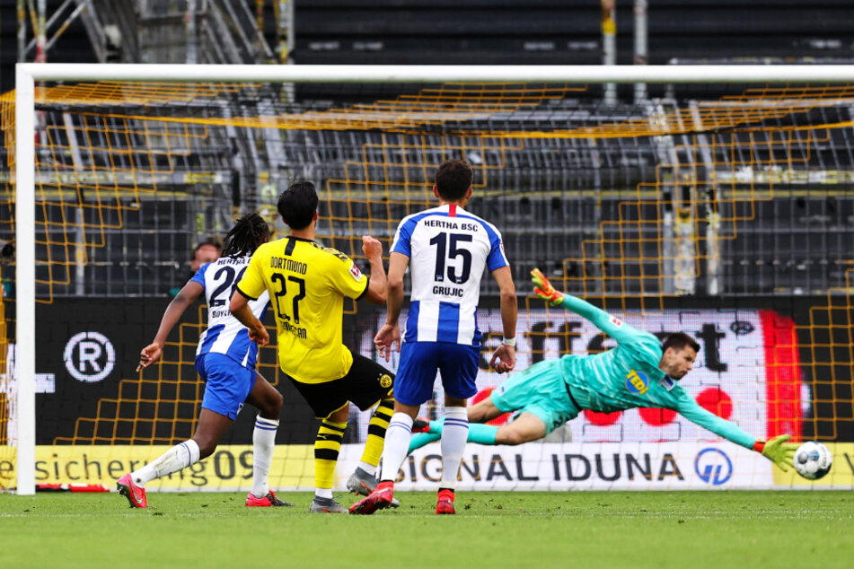 BVB-Star Emre Can (2. v. l.) überwindet Hertha-Keeper Rune Jarstein (r.) mit diesem platzierten Schlenzer und trifft zum 1:0 für Dortmund.