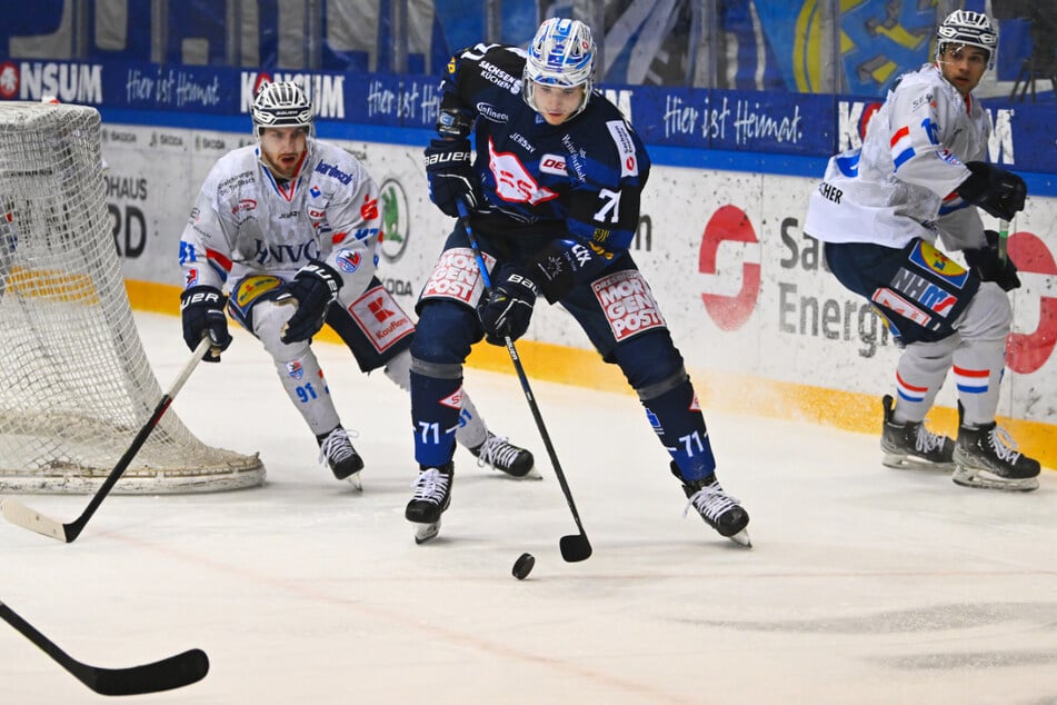 Eislöwe Adam Kiedewicz (M.) setzt sich vorm Heilbronner Tor hier schön durch. Seine 21 Jahre merkt man in den Playoffs nicht.