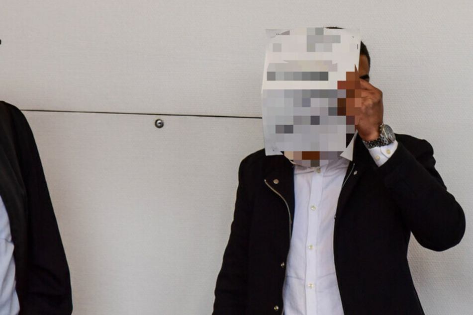 Einer der Angeklagten im Landgericht in Bonn. Er und sein Komplize müssen für den Diebstahl von 800 Obst- und Gemüsekisten je 1500 Euro Geldstrafe zahlen.
