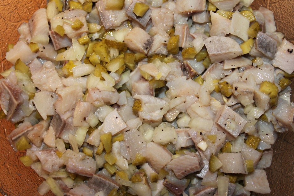 Einfache Zutaten machen Omas Heringssalat so perfekt.