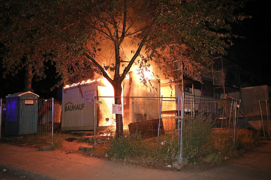 In Gorbitz musste die Feuerwehr einen brennenden Container löschen.