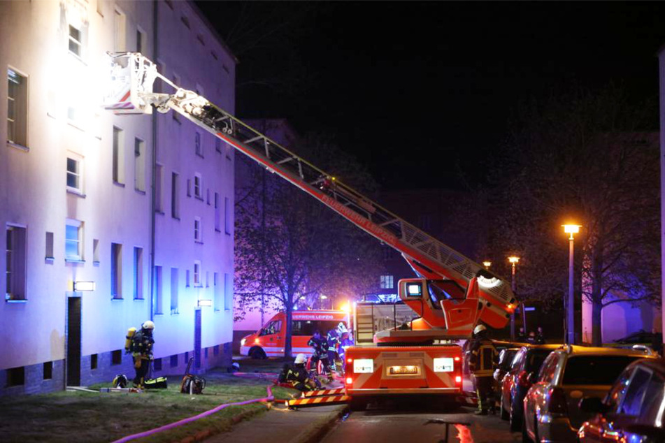 Zahlreiche Kameraden der Feuerwehr waren am Donnerstagabend in Leipzig-Lößnig im Einsatz.