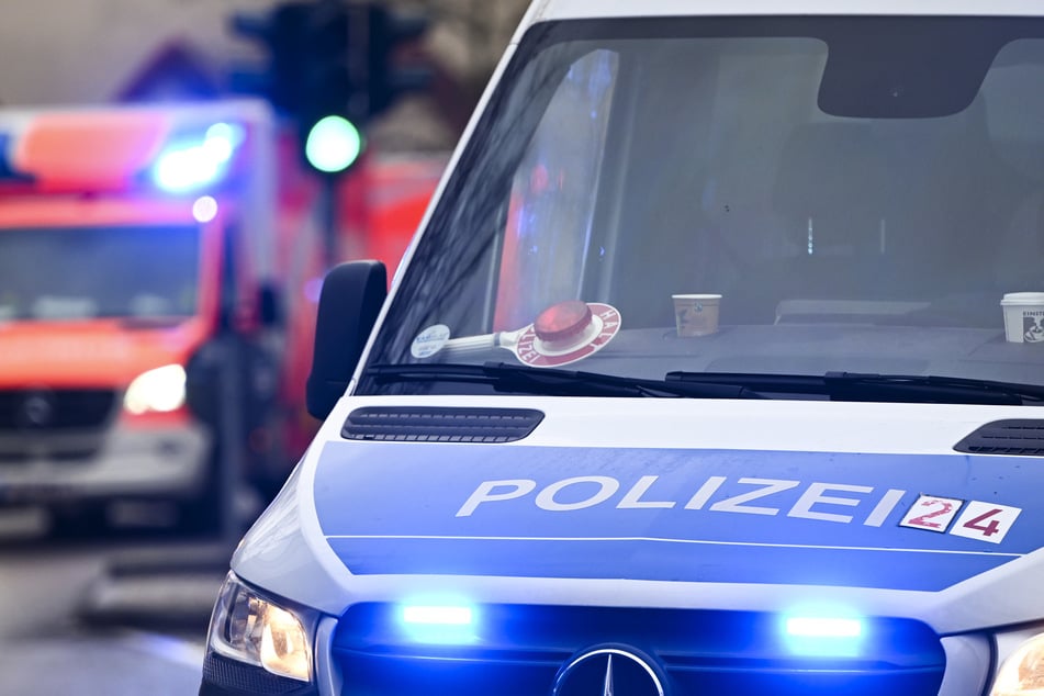 Die Polizei sperrte die Kreisstraße ab. (Symbolfoto)