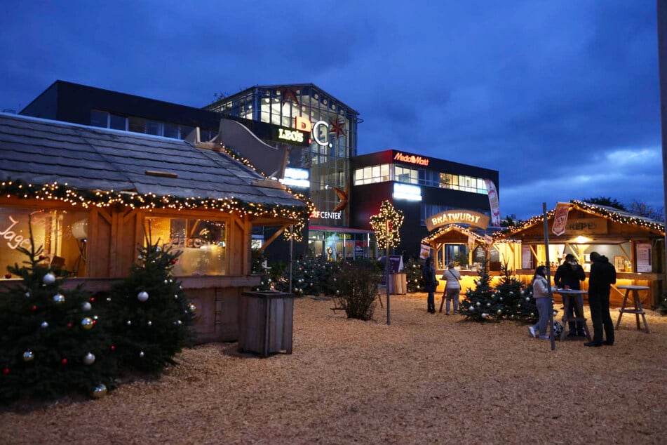 Wer will, kann auch draußen auf dem Wintermarkt seinen Glühwein schlürfen ...